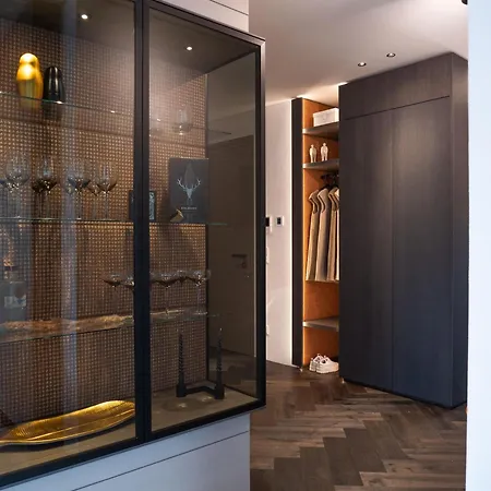 Lynett Apartment
